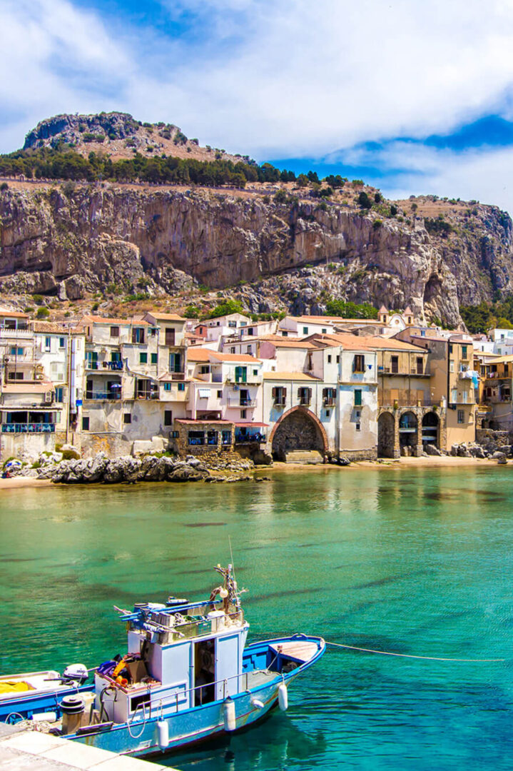 Vista del centro storico di Cefal&ugrave; dal molo vecchio